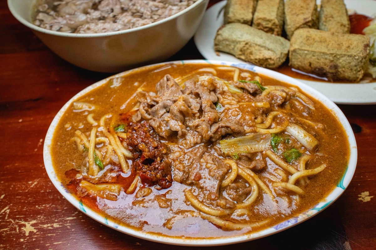 羊陶 沙茶羊肉炒麵與臭豆腐
